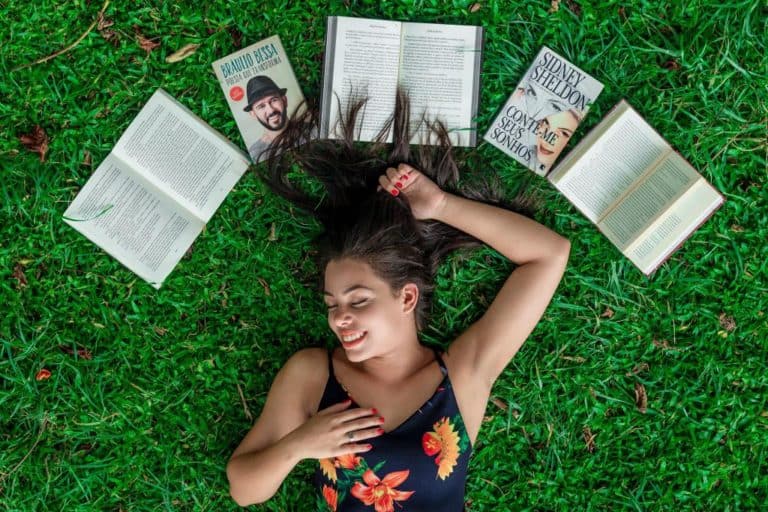 colection-books-with-girl